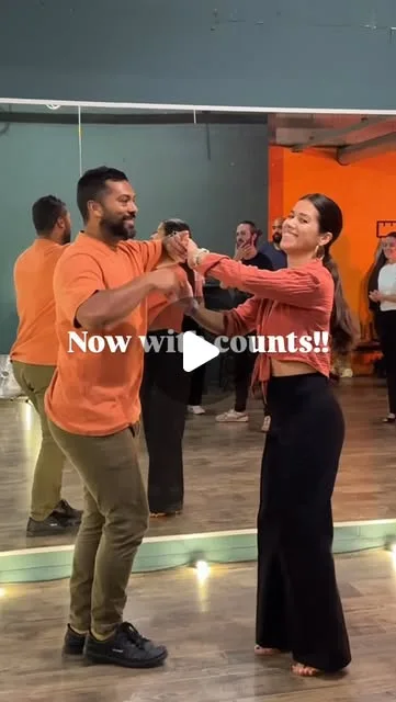 Dansschool El YoYo on Instagram: "A little throwback to bring some more King’s day Orange to your feed 👑🧡 Want to try this combo? 🤩💪 Wa…